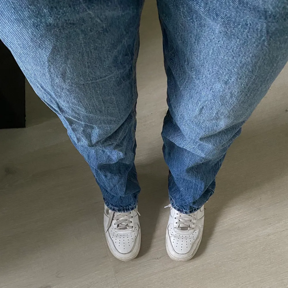Säljer dessa straight jeans från Bershka. Använda fåtal gånger. Frakten står köparen för.💕 Orginal pris 350kr. Jeans & Byxor.