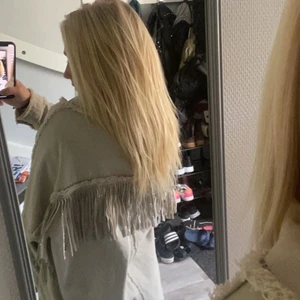 Frans jacka💕 - Säljer denna fransjackan ifrån zara💕 i färgen är den typ beige/grön säljer då den inte kommer till användning 🙌🏼 Buda privat (bud på 220 just nu💕 )