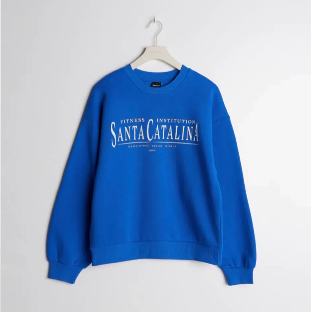 Fint blå sweatshirt från Gina tricot. Sitter super fint. 150kr inklusive frakt. Storlek Xs men passar som S/M . Tröjor & Koftor.