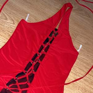 Rött skitsnyggt linne från Flirt Fashion med mesh och snörning i mitten Aldrig använd  Strl M Kan mötas mellan Uppsala/Gävle  Postar om du betalar frakt 💕  TRYCK INTE PÅ KÖP NU 