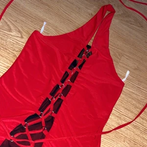 Topp/linne  - Rött skitsnyggt linne från Flirt Fashion med mesh och snörning i mitten Aldrig använd  Strl M Kan mötas mellan Uppsala/Gävle  Postar om du betalar frakt 💕  TRYCK INTE PÅ KÖP NU 