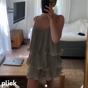 Kantarell klänninh - Säljer min så snygga kantarell klänning från HM i storlek XS! Jag har lånat dessa bilder så skriv om ni undrar nått eller om ni vill ha egna bilder!💖