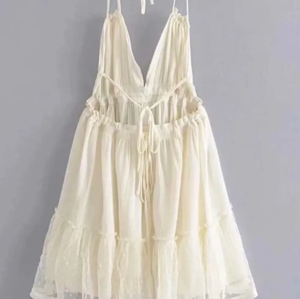 Tryck inte på köp direkt! (lånade bilder). Säljer denna super söta klänningen i storlek S som använts 2 gånger under sommaren. Mitt pris är 150 kr. Köparen står för frakt.❤️‍🔥. Klänningar.