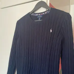 Fin navy tröja från Polo Ralph Lauren.  Sitter som S.  100% Bommull
