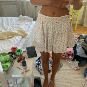 Blommig kjol - Så fin blommig kjol, köpt i en liten butik i Frankrike. Väldigt fin o passar många i storlek då det är resår i midjan💕💕