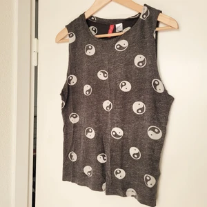 Yin Yang Topp stl.34 - Ursnygg Topp /Linne gråsvart med vitt  yin yang mönster frånn H&M Divided. Stl.34, passar S, Xs. Mjuk kvalite. Använd, välvårdad, inga fel. Frakt tillkommer.