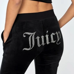 🖤Svarta Juicy Couture Byxor🖤 - Hej! Säljer ett par nästan oanvända svarta Juicy Couture byxor!❤️ Finns inget kvitto tyvär, men bjuder på frakt (:📦