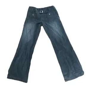 Lågmidjade jeans från girls casual wear🙏 för små för mig tyvärr🫠 lowrise 38 så små i storleken                                                 Midjemått: 77cm runt om ish                                    Innerbensmått: 79cm, går att sprätta upp 2-3cm