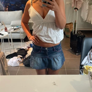 vintage jeansskjol  - så sjuuukt snygg jeanskjol med rosa sömmar köpt second hand så helt unik!! kan posta samma dag 😍❤️ passar en XS