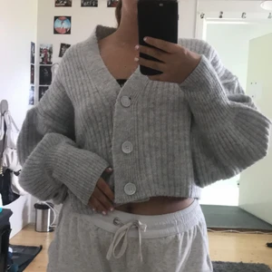 Stickad tröja  - Säljer denna stickade tröja fårn Ginatricot då en inte kommer till användning💕