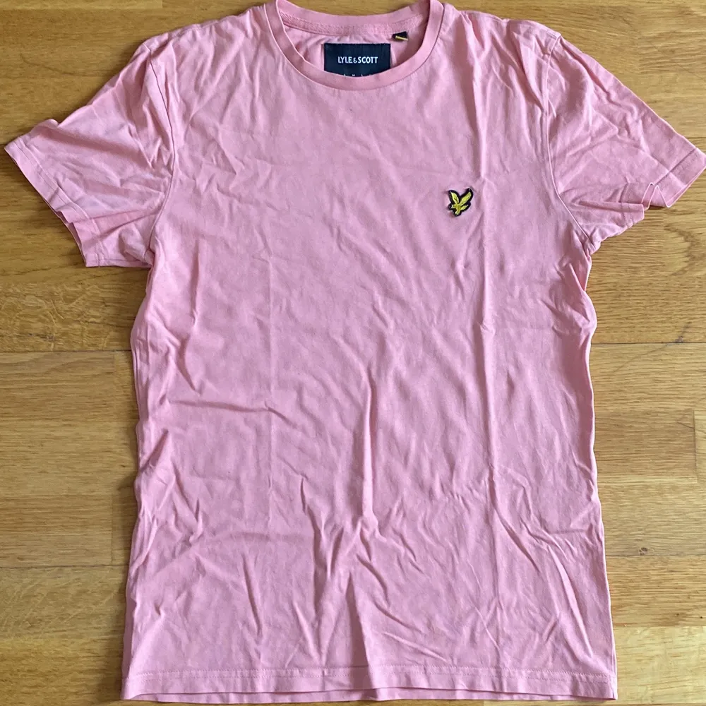 En väldigt söt Lyle & Scott äkta ljusrosa T-shirt i storlek S. Säljs då den inte används! Den är i toppenskick, och den har aldrig blivit använd! Den är i storlek S ❤️. T-shirts.