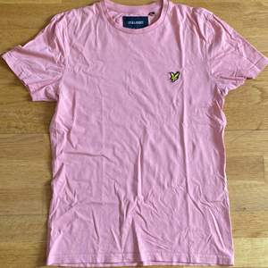 En väldigt söt Lyle & Scott äkta ljusrosa T-shirt i storlek S. Säljs då den inte används! Den är i toppenskick, och den har aldrig blivit använd! Den är i storlek S ❤️