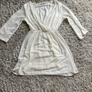 Vit klänning - Bandet saknas men kan enkelt fixas. Liten liten fläck som man nästan inte ser om man inte tittar noga.