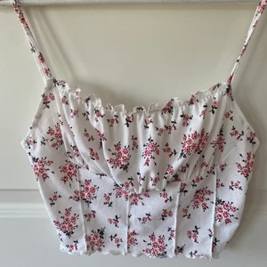 Söt sommar topp  - En super söt topp från Shein som tyvärr är väldigt genomskinlig men med bh under funkar det hur bra som helst! Aldrig använd bara testad💓 Kontakta mig vid instresse!💓💓