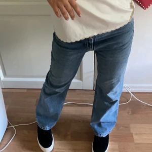 Zara low rise jeans - Säljer mina zara low/mid Rise jeans som jag köpt här på Plick. Bra skick (inga defekter). Skulle säga att de passar om man är 1,65 eller under. Storlek 38 men passar mig som är 34-36. Köparen står för frakt💕