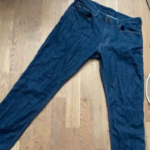 Armani jeans - Säljer ett till par Armani jeans dom här e köpte för 2000 och jag säljer dom för 700 skick 10/10 bara använda ett fåtal gånger byxorna e utsläppta