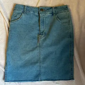 Blå jeanskjol från H&M köpt för 299kr förra sommaren, använt en gång inför ett kalas. Jättebra material och inte så kort eller lång heller. 