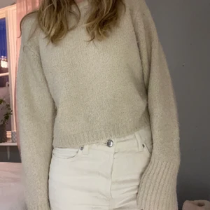 Mysig Zara tröja  - En jättemysig stickad tröja i storlek small. Säljer då den tyvärr blivit för liten. Inköpt på Zara förra året för cirka 400 kr. Om det är något du funderar över är det bara att höra av dig 💕💕
