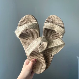 Beiga tofflor  - Beiga strå-tofflor i fint skick, storlek 39 🥰