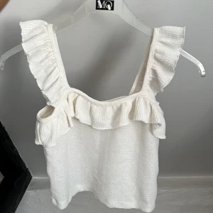 Söt virkad topp - Super fin och välbevarad topp. Säljs för den inte kommer till användning längre. 💗