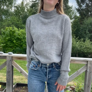 Grå stickad tröja  - Grå stickad tröja med polokrage, lite oversized 🤍