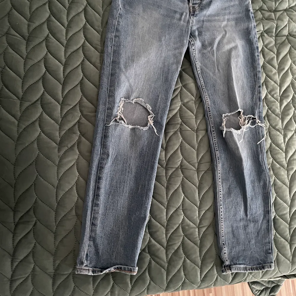 Det är två par blåa jeans i storlek S och M jeansen med hål är i storlek M och de andra i S, jag säljer jeansen för att jag inte använder dem.. Jeans & Byxor.
