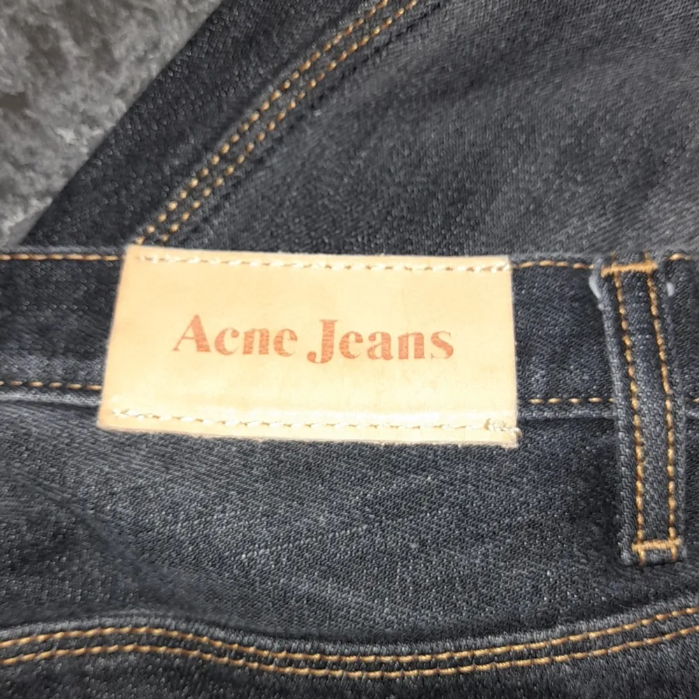 Hejj så dett är ett par Acne jeans som e köpt på second hand fast e inte min still knappen på en av fickorna där back har gått av fast det märer man knap-past(lol) Med storlek 32 34 står det på byxorna. Jeans & Byxor.
