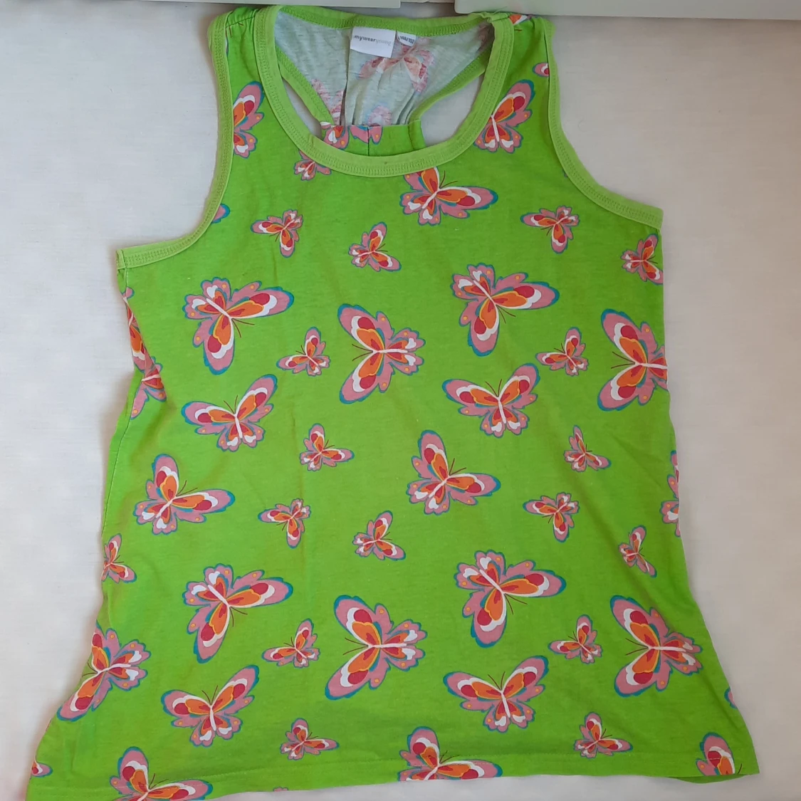 Grönt linne med fjärilar i st XS