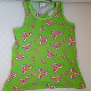 Grönt linne med fjärilar i st XS - Grönt linne med fjärilar i st 146/152 men jag som 15 åring kan ha den och den upplevs som XS. Eventuellt som klänning till mindre person