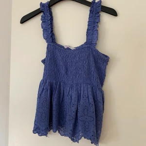 Mango topp - Jättesöt topp från Mango. Använd men i fint skick förutom lite trådar som är lite lösa som går att klippa bort längst ner. 