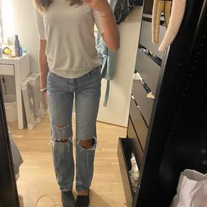 Säljer en av mina favorit jeans med hål, från  Gina tricot. Jeansen är raka och långa i benen, är 170 och de passar perfekt. Men skulle nog också passa någon längre och kortare. Köparen står för frakten och det är fritt fram med frågor. Nypris:599