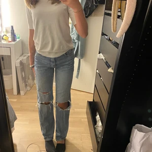 Jeans  - Säljer en av mina favorit jeans med hål, från  Gina tricot. Jeansen är raka och långa i benen, är 170 och de passar perfekt. Men skulle nog också passa någon längre och kortare. Köparen står för frakten och det är fritt fram med frågor. Nypris:599