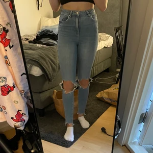 Jeans Gina Tricot - Säljer dessa Jeans från Gina tricot i storlek 34. Säljer för 130kr men frakt tillbommer. Kan även mötas upp. Hör av er för frågor eller önskan om fler bilder☺️ OBS FRAKTEN SOM ÄR TILLAGD STÄMMER INTE