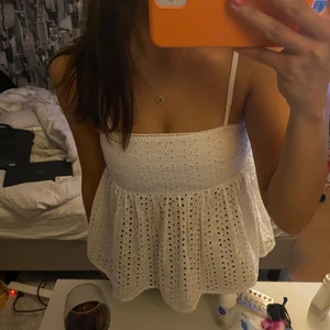 Vit topp - Urgullig vit topp från bikbok. Storlek XS och aldrig använd 