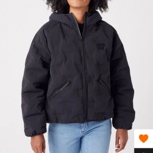 Vinterjacka  - säljer en helt oanvänd vinterjacka från Wrangler, jättesnygg men är tvungen att sälja pågrund av att jag köpte i fel storlek och gick inte att skicka tillbaks💕💕 Ordinarie pris 1800kr Säljer för 1500kr + frakt  Pris kan diskuteras💖💖