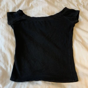 Brandy off shoulder - Brandy off shoulder tröja svart. Använd mycket men inga fel på den. Inte croppad