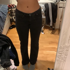 Low waist svarta jeans - Använda flera gånger men säljer för behöver pengar till julklappar🤪 Dom sitter vid hälen på mig som är 166 och dom är tajta på midjan efter de tvättats men de kan bli lite lösare annars👌 Köpte de för 400 tror jag!! Passar på mig som använder strl 36