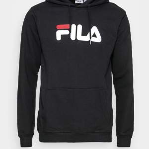 Säljer denna hoodie med märket Fila i storlek S. Den är knappt använd, så i ny skick. Nypris: 600  Mitt pris: 200 + frakt. Bara att höra av sig vid frågor eller önskan om fler bilder🌟