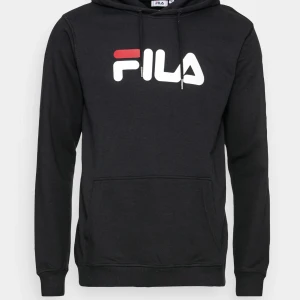 Fila Hoodie/Tröja - Säljer denna hoodie med märket Fila i storlek S. Den är knappt använd, så i ny skick. Nypris: 600  Mitt pris: 200 + frakt. Bara att höra av sig vid frågor eller önskan om fler bilder🌟