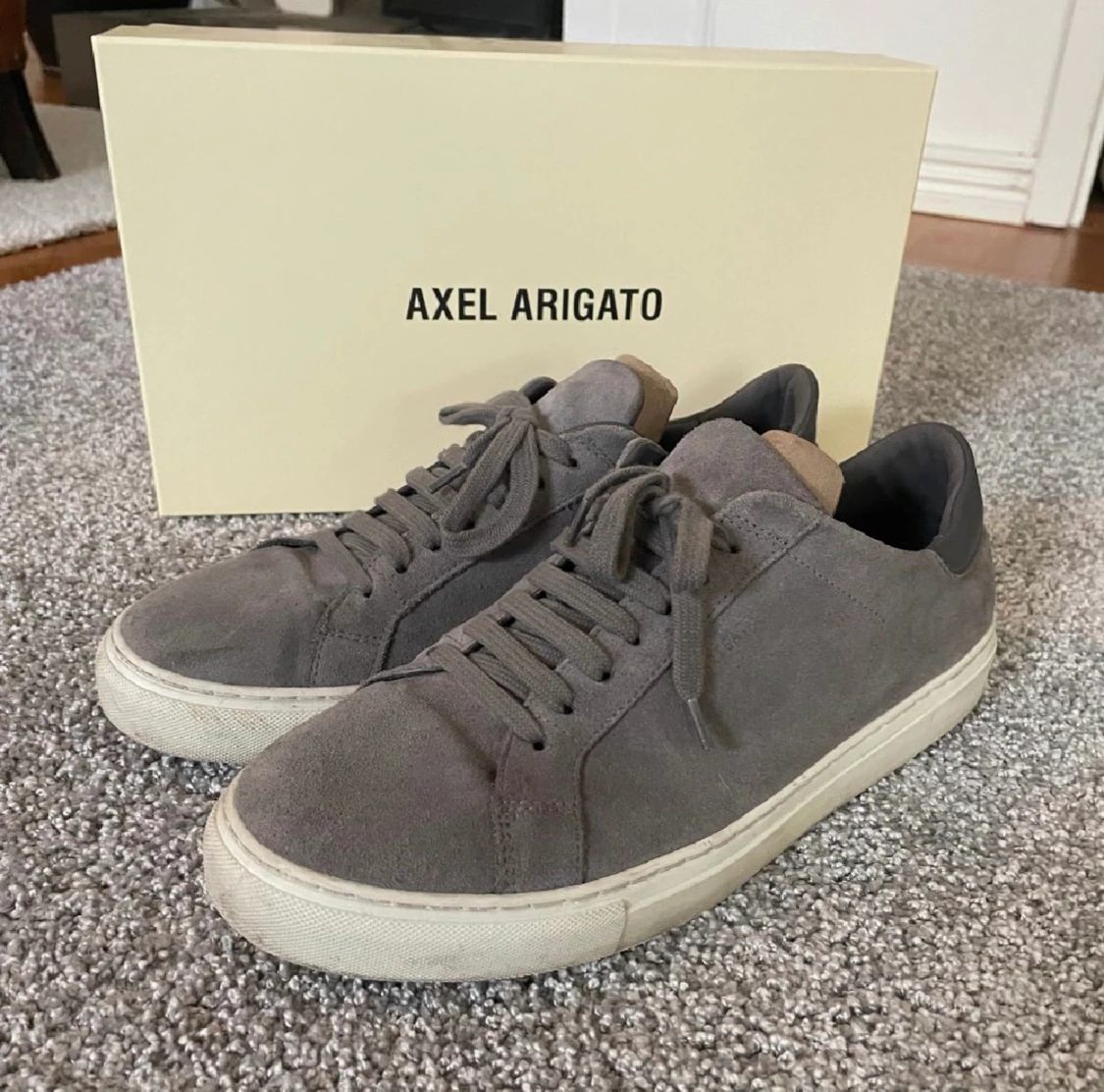 Min son tänker sälja sina Axel Arigato skor på grund av att han inte vill ha dom längre.