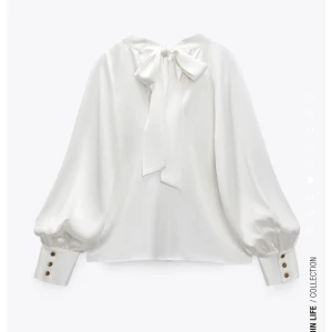 Zara blus - Säljer denna så söta zara blus , så fin! Säljer då jag tröttnar på kläder fort 😅❤️använd ca 2 gånger nypris 359!