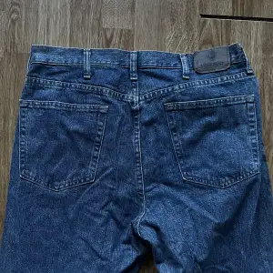 (Mått: W34, L34) Lagom baggy mörkblå  jeans i väldigt fint skick utan några skador. Kan skicka via postnord eller mötas upp