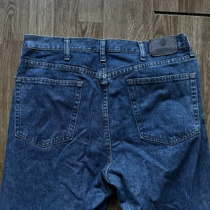 Wrangler Jeans - (Mått: W34, L34) Lagom baggy mörkblå  jeans i väldigt fint skick utan några skador. Kan skicka via postnord eller mötas upp
