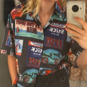 Häftig Skjorta/blus - Häftig Skjorta/blus med tryck. Skönt tunt material med en overzised look. Storlek L i nytt skick.