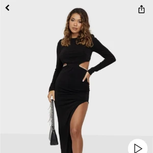 Klänning  - Superfin klänning, perfekt nu till jul och nyår. Använd en gång så i princip nyskick. 