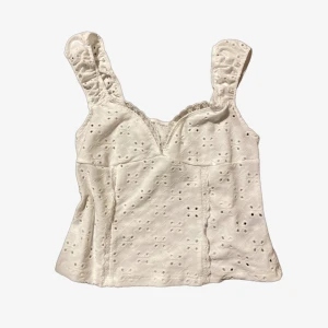 Vitt gulligt linne - Vitt gulligt linne från okänt märke, fint till sommar eller layering💓🥰säljer då den är lite för liten i bysten för mig Står ej storlek men skulle säga S eller xs 