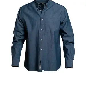 Säljer en oanvänd Slazenger denim skjorta i storlek XL. Skick 10/10 prislappen kvar.   Väldigt skön och hållbar. Perfekt fritidsskjorta eller för middagar  Nypris: 1199kr  Finns i näsbypark   Calle