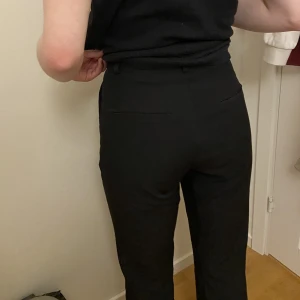 Bootcut kostymbyxor  - Säljer dessa från Bikbok i stl 34 (har även ett par i 36 men dom är lite stora på mig). Dem är i bra kvalitet. På sista bilden finns måtten för just dom här byxorna.