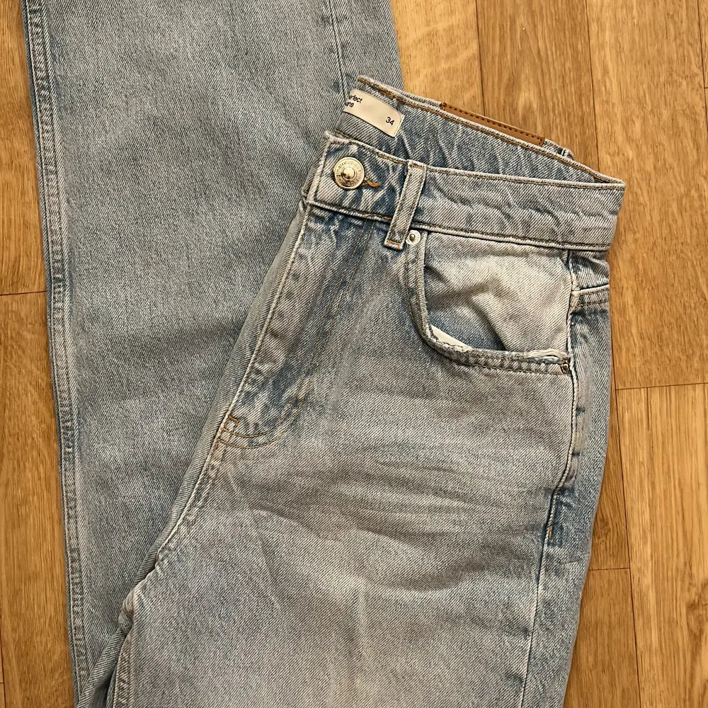 GinaTricot Jeans ljusblåa storlek 34. Aldrig använda men lappen är ej kvar pga att jag trodde dom skulle passa 💕💕. Jeans & Byxor.