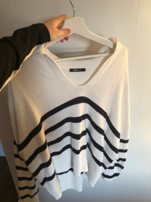 Stickad tröja - Vit/blå randig stickad tröja från Gina Tricot i storlek L. Pris 100kr. Kontakta mig vid intresse eller nytt pris.